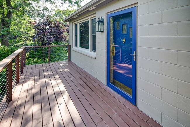 Building Photo - Charming 2-bed/1-bath Steps From Lake Monona
