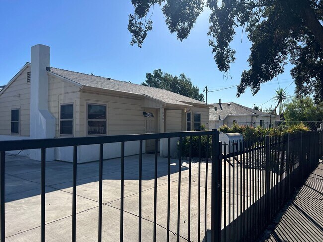 Building Photo - Sun Valley Duplex