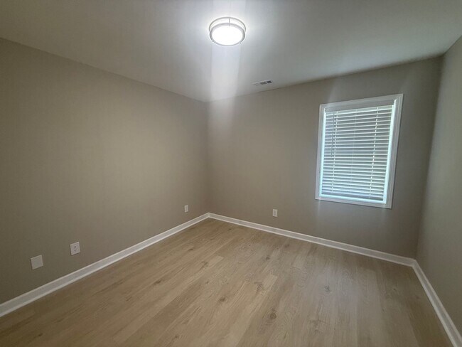 Building Photo - Two bedroom, 1 bath apartment in Burlington