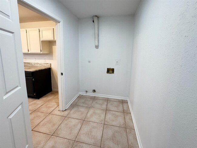 Building Photo - 918 Bolton Ct