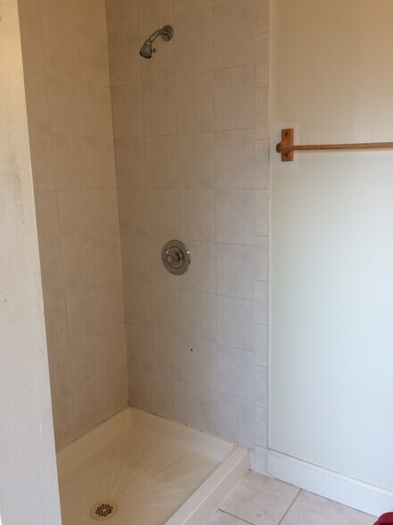shower - 10028 S Oakley Ave
