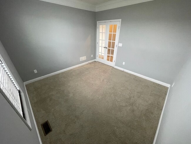 Building Photo - Large Home East Jefferson For Rent