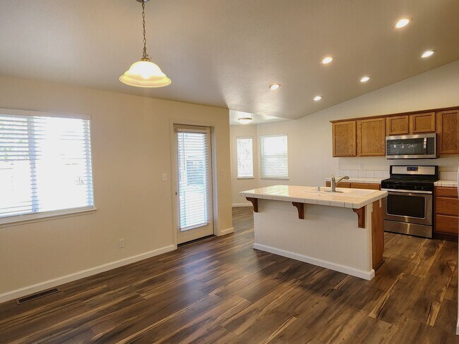 Building Photo - Rent Special $500 off 1st mo's