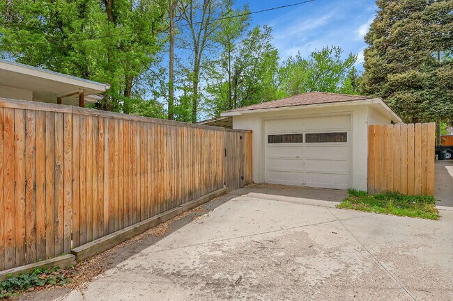 Building Photo - $2,300.00 - 2 Beds, 1 Bath, Single Family ...