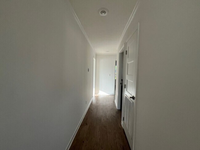 Building Photo - 171 Eland Dr