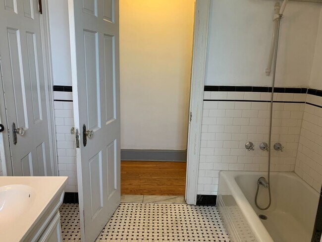 Building Photo - 102 Edgewood Ave