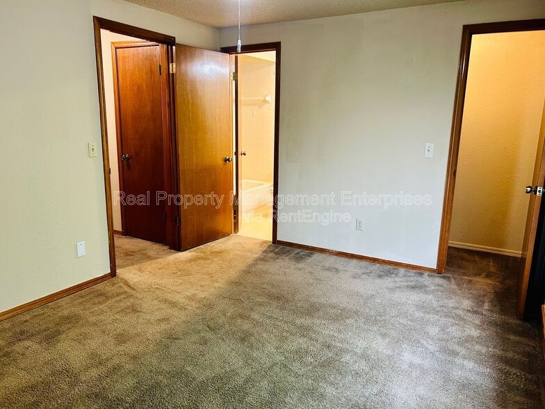 Building Photo - 14011 Fairhill Ave