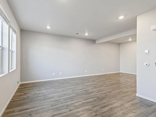 Building Photo - 1226 NW Upas Pl