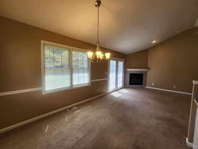 Building Photo - 3 Bedroom On Cul-de-sac, East Side Location