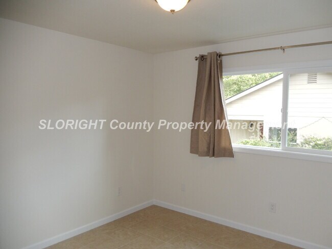 Building Photo - AVAILABLE AUGUST- Recently Remodeled - 1 Block from Poly