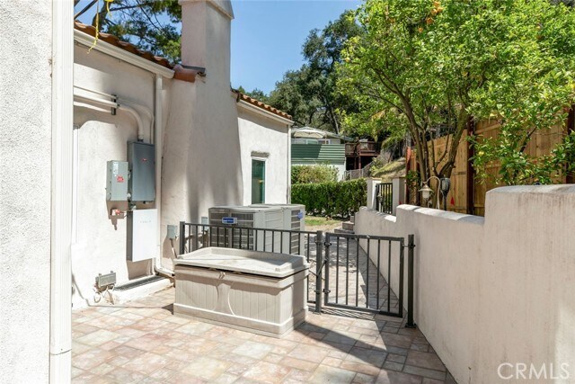 Building Photo - 2644 E Chevy Chase Dr