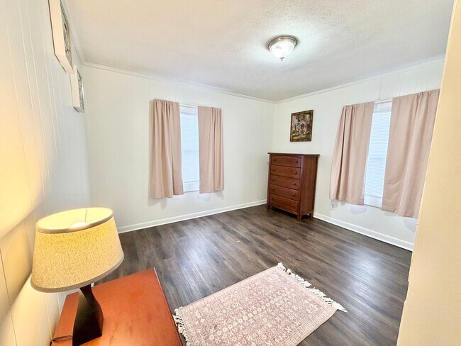 Building Photo - Home near downtown Savannah, Ga!! large fenced in backyard!!