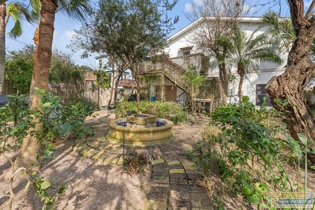 Building Photo - 813 N Shore Dr