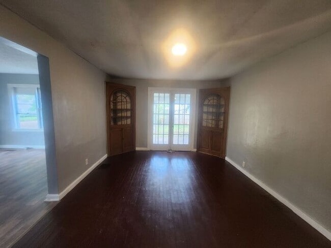 Building Photo - 2 Bedroom 1 Bath on the Northside