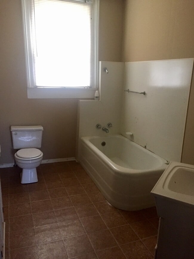 Building Photo - Affordable 3/2 on corner lot