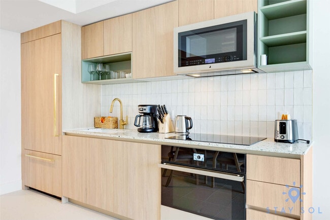 Building Photo - 601 NE 1st Ave