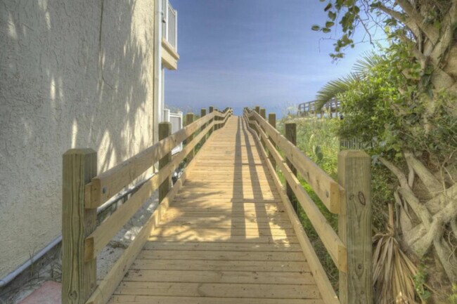 Building Photo - 122 Camrose Wy