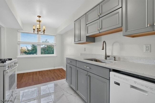 Building Photo - 94 Beverly Hl Ter