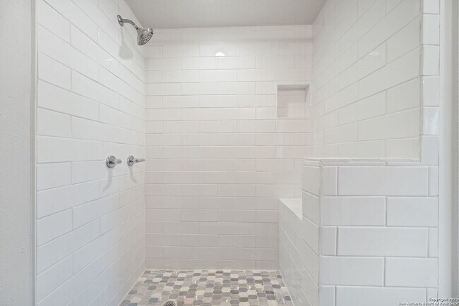 Building Photo - Charming Home Awaits: Spacious & Modern Li...