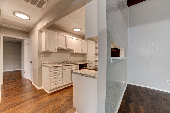 Building Photo - 2 bed/ 1 bath Located Next to Major Highways!