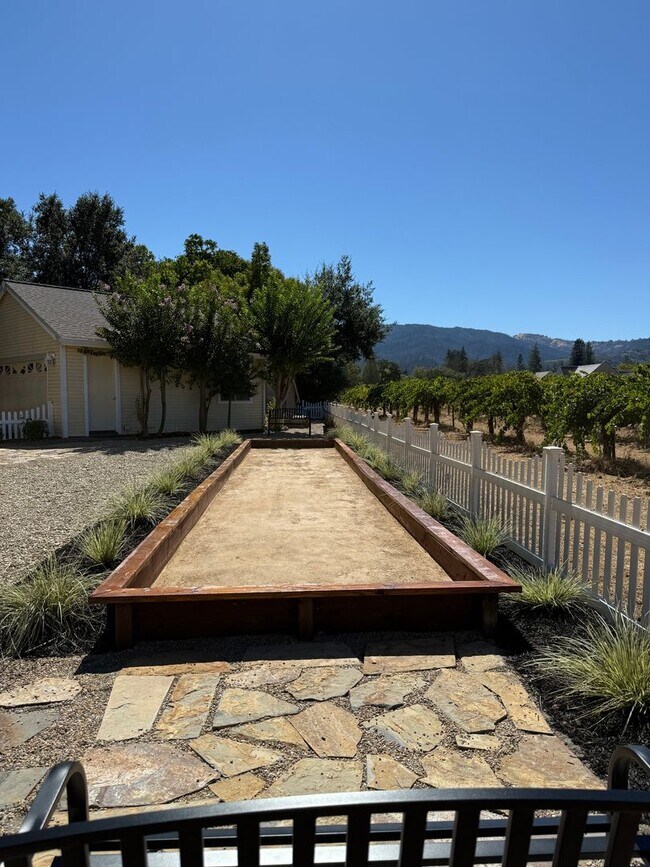 Building Photo - Pet Friendly! Walk to Downtown