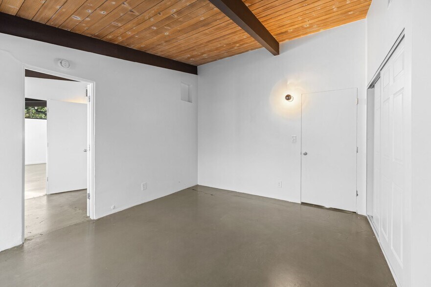 Building Photo - Updated Mid-Century Home in Picturesque Woodland Hills