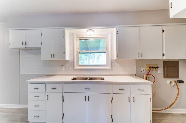 Building Photo - Three Bedroom with Driveway in Dayton!