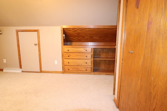 Building Photo - "Spacious 4-Bedroom 2 Bath with Finished B...