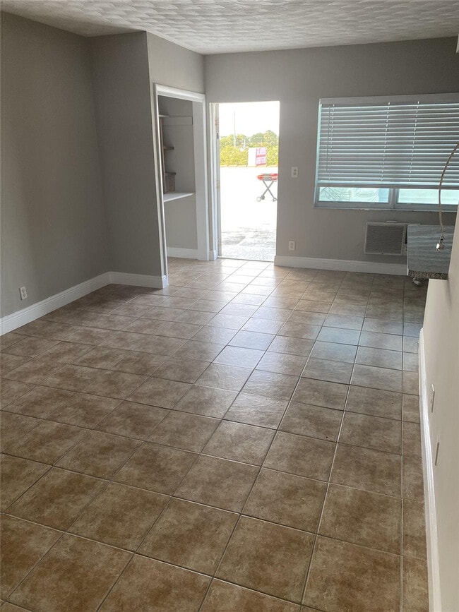 Building Photo - 800 NE 13th St