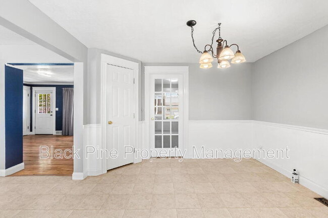 Building Photo - 221 W Elm St