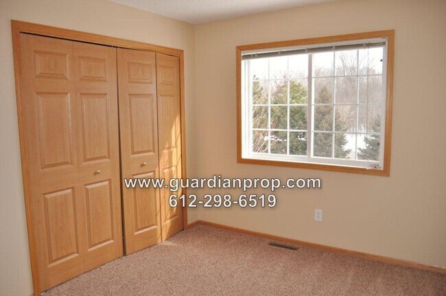Building Photo - Townhouse Available July 1, Open Floor Pla...