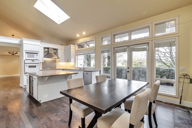 Building Photo - CLICK "REQUEST A TOUR" NOW!