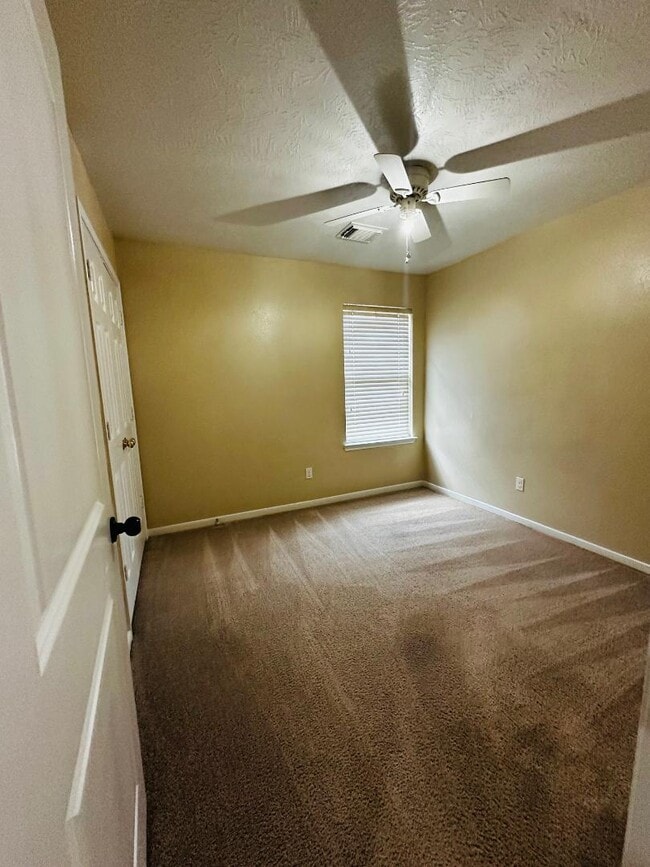 Building Photo - 6946 Paris St