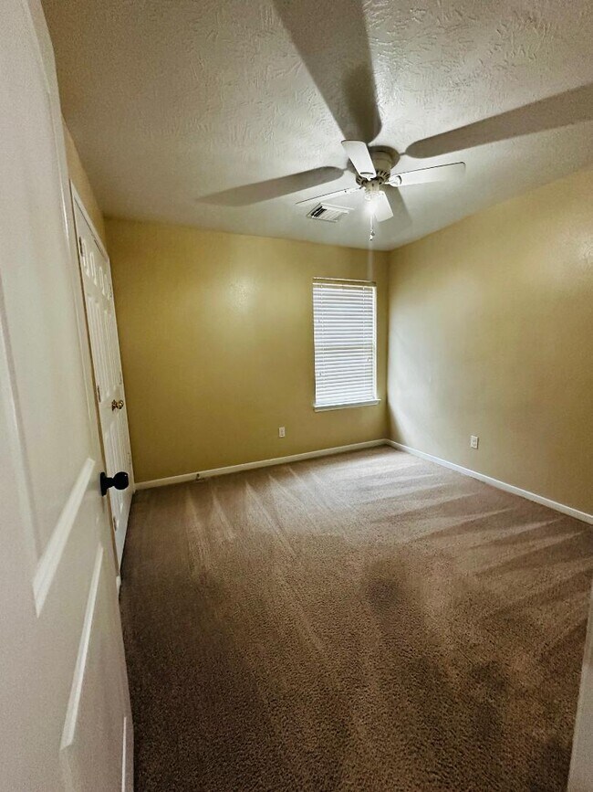 Primary Photo - 6946 Paris St