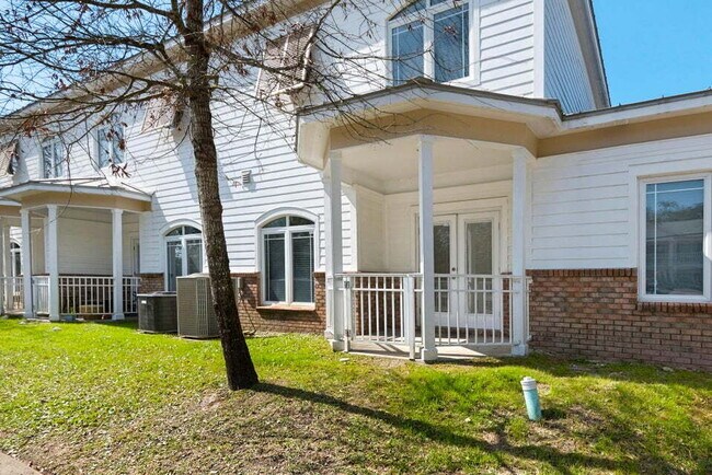 Building Photo - Charming 2-Bed, 2.5-Bath Townhouse Retreat in the Heart of Fort Walton Beach!