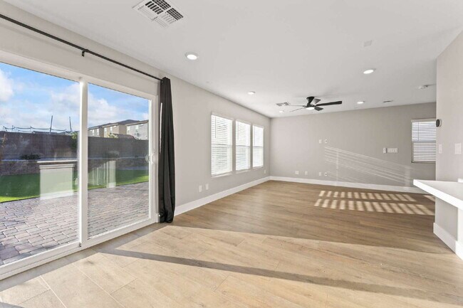 Building Photo - Beautiful two-story home with a bright open floor plan and modern finishes throughout. The spacio...