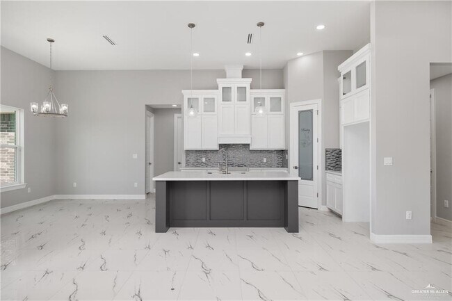 Building Photo - 13 Fairway Dr