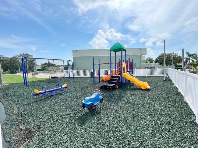 Building Photo - Two bedroom and two bathroom house with ac...