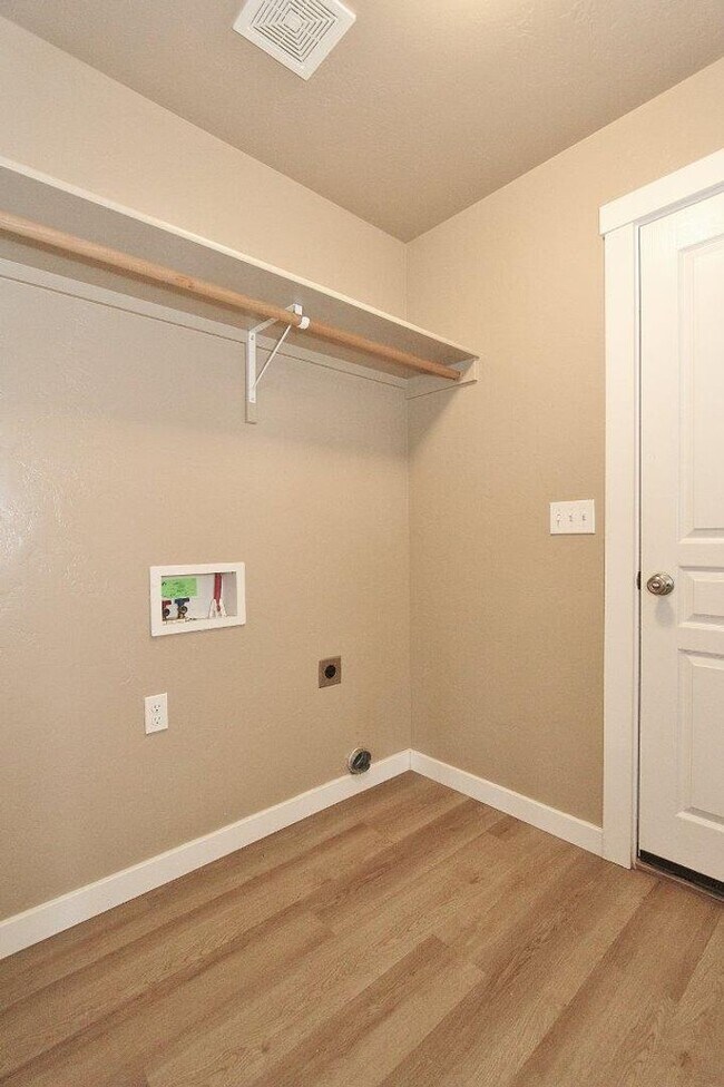 Building Photo - Spacious Single-Level Home on Cul-De-Sac