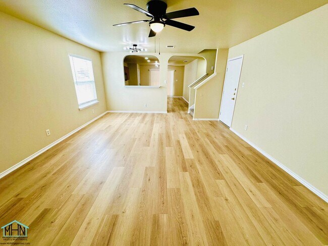 Building Photo - Big & Beautiful 5 bed/3.5 bath 2 Story hom...