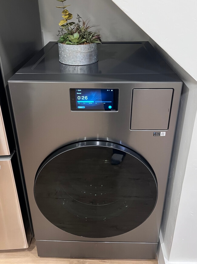 Building Photo - 214 W 7th St