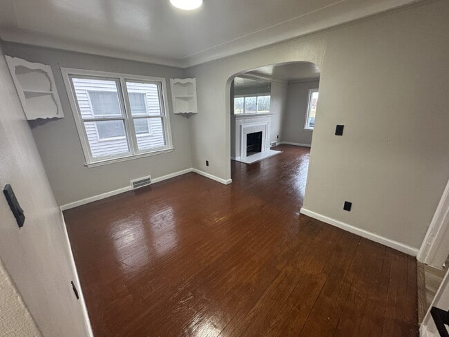 Building Photo - Ready for Move-In: Spacious 3-Bed Home