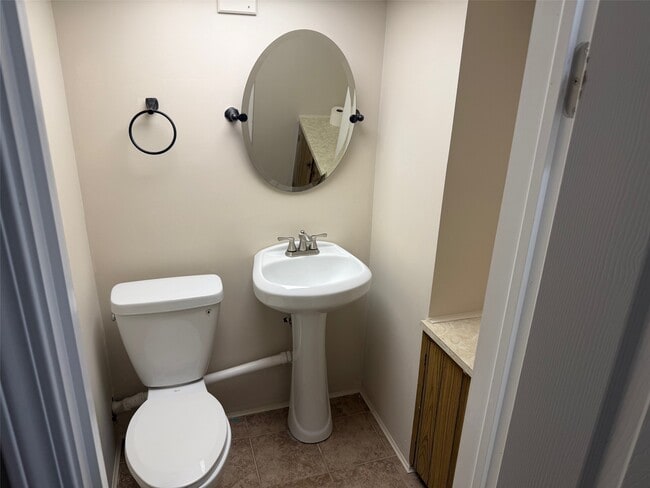 Building Photo - 17 Dover Dr