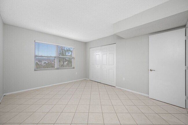 Building Photo - Spacious 2 Bed-1Bath apartment with Pool!