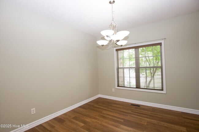 Building Photo - 110 Willow Creek Ln