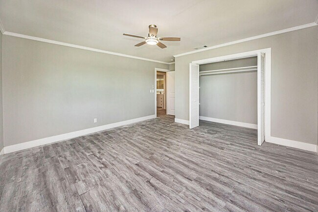 Building Photo - 300 Riomar Dr