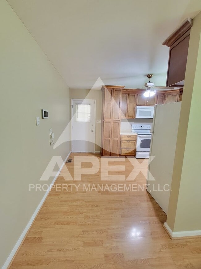 Building Photo - Spacious 3-Bd 2 BA Single Family home w/ B...