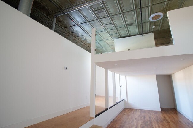 Building Photo - Spacious Loft