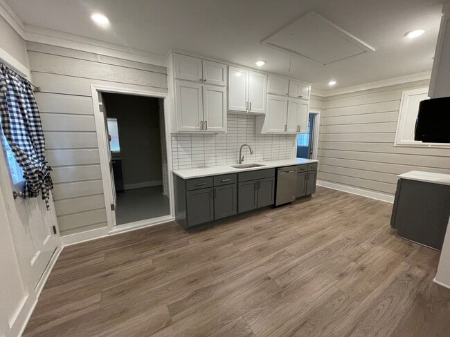 Building Photo - Executive Rental in Horseleg Creek- $3,295