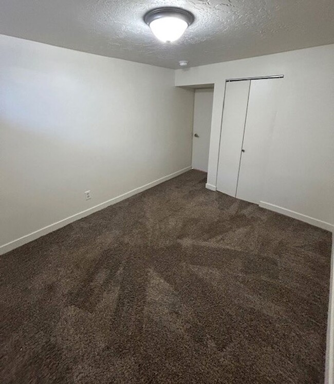 Building Photo - Duplex For Rent in South Salt Lake!